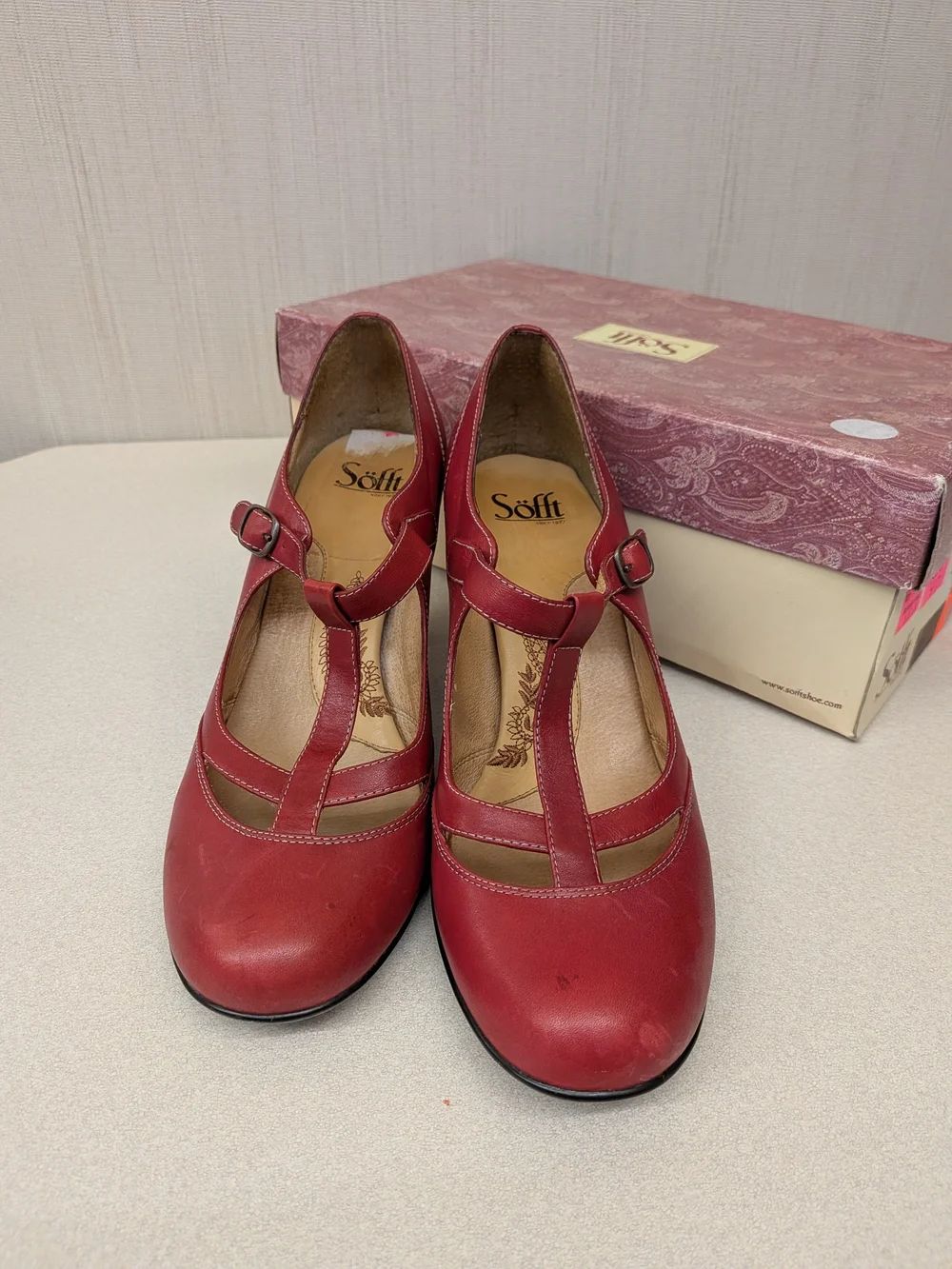 Sofft Women's Red T-Strap Leather Pumps. Size 11